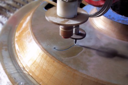 taglio ad acqua su ferro 30 mm